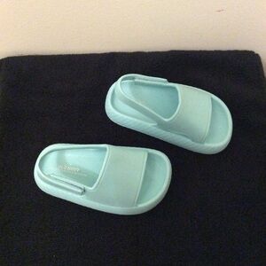 Old navy soft comfortable sandals